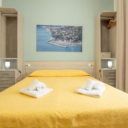 Hotel La Bussola Финале Лигуре Екстериор снимка
