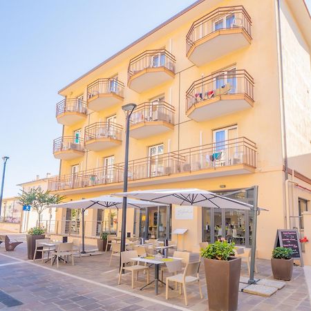 Hotel La Bussola Финале Лигуре Екстериор снимка