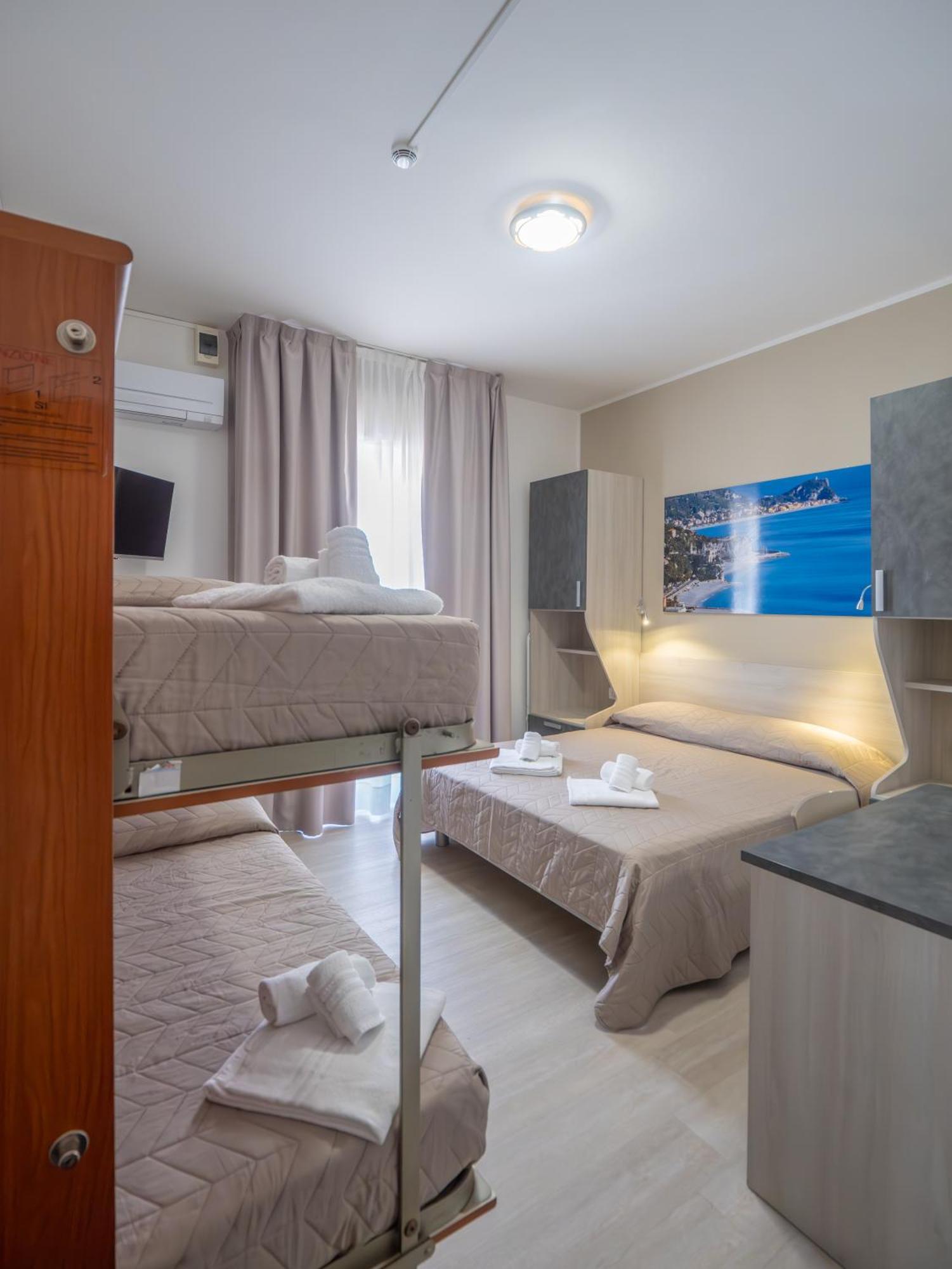 Hotel La Bussola Финале Лигуре Екстериор снимка